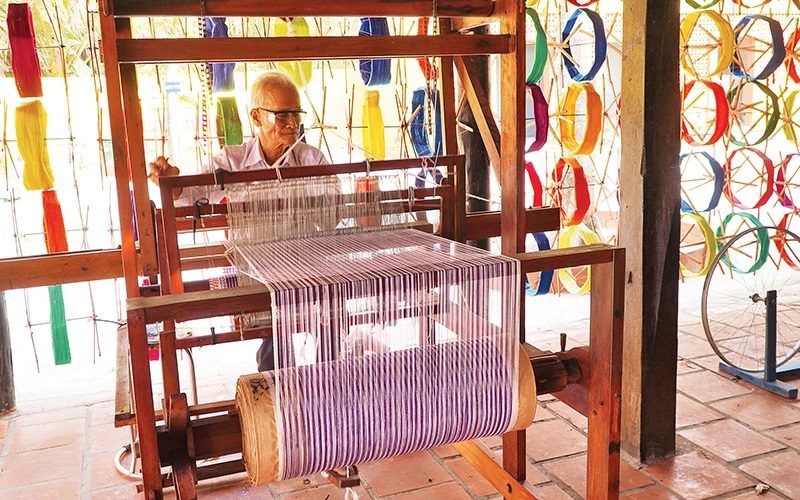 Đồng Tháp: Trăm năm làng nghề dệt choàng